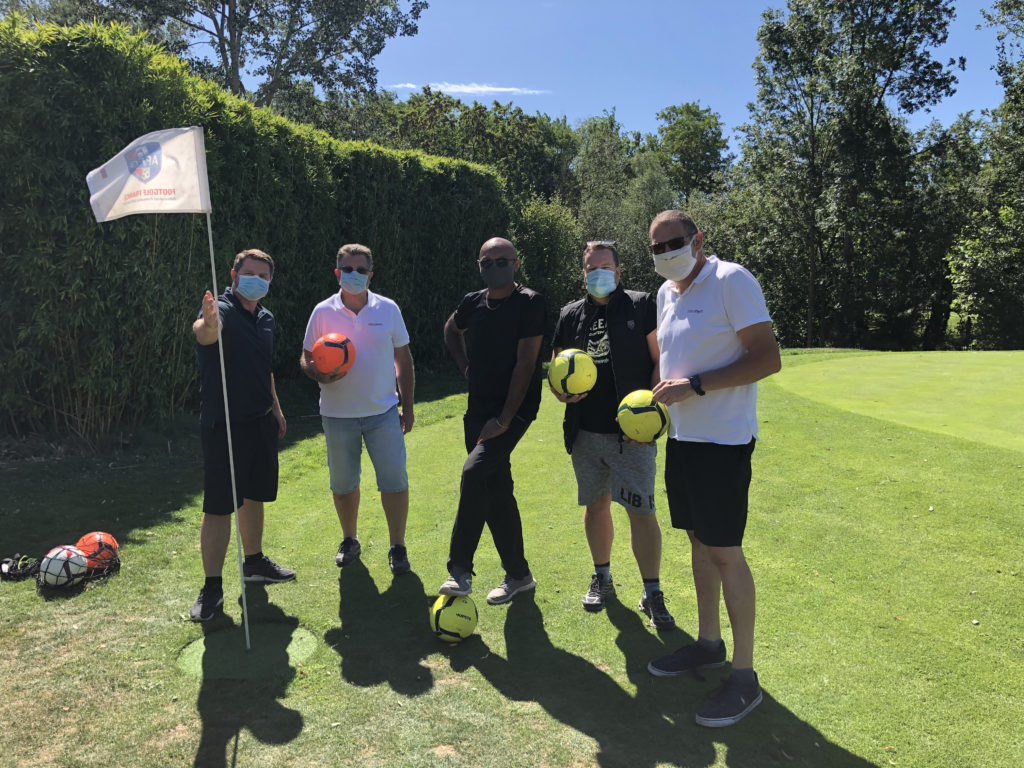 Les co-pilotes equipage testent le footgolf