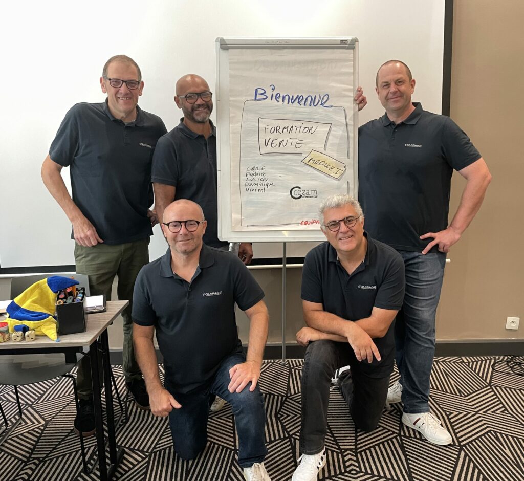 L'équipe des coachs Equipage autour d'un paperboard de bienvenue